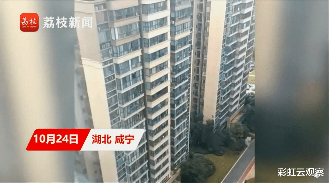 太吓人了，2小孩在27楼平台间隙来回跳跃玩耍！网友：我光是看视频腿都软了！