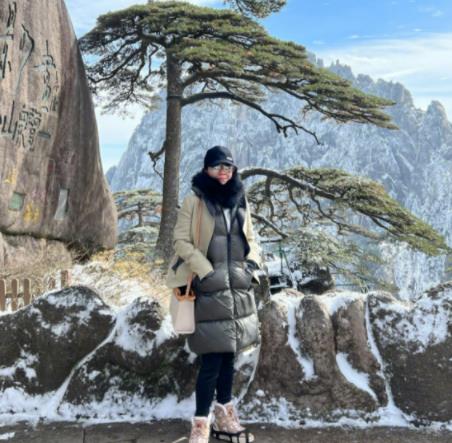 李健|梁朝伟路边等车被偷拍！两个女助理贴身陪同，穿着低调无一人认出