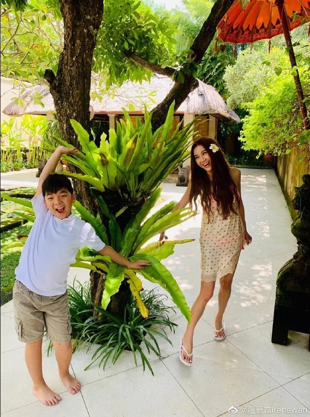 温碧霞|温碧霞过圣诞，55岁不生孩子保养好，富豪老公和养子现身长得像