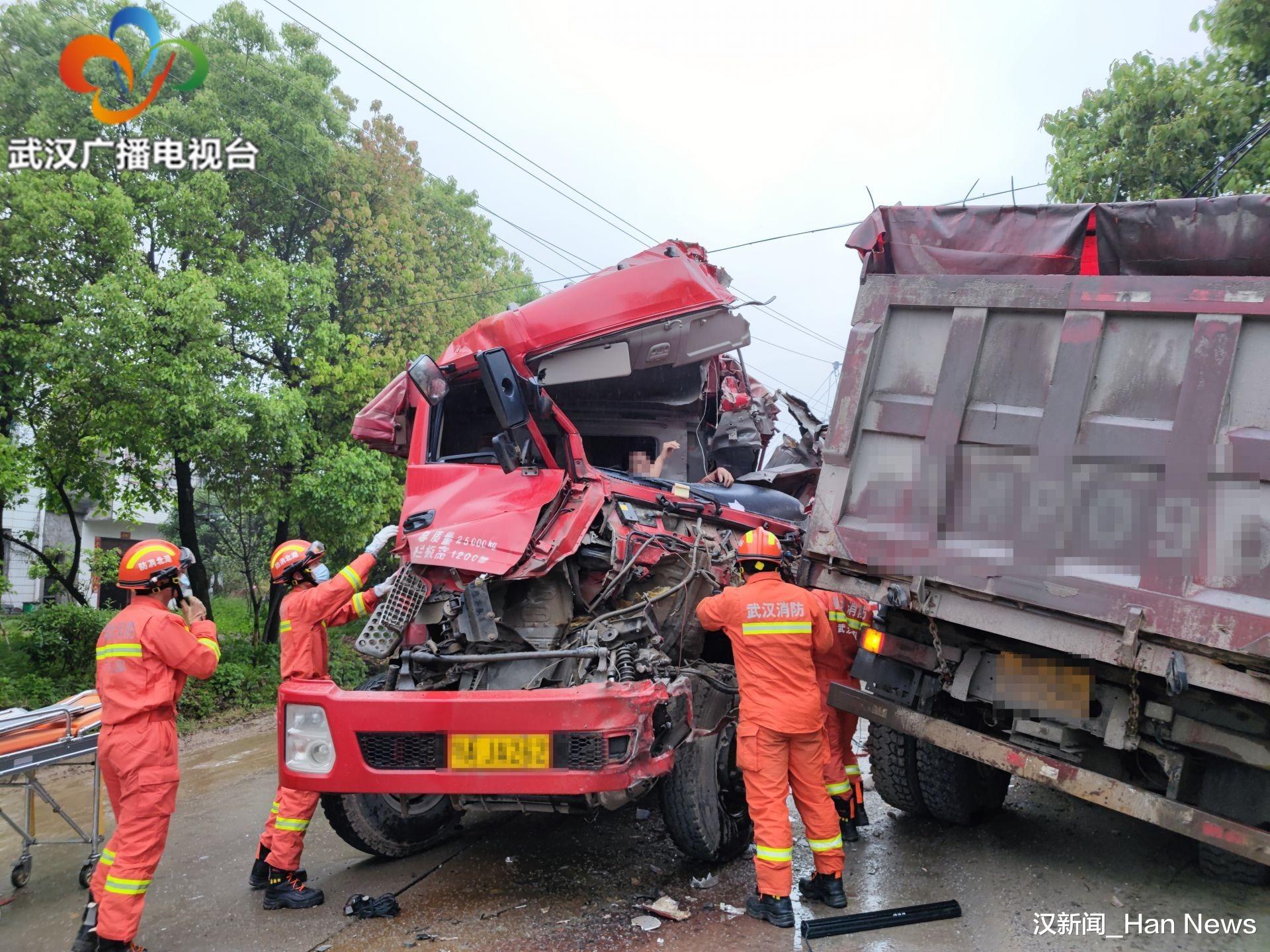 汉新闻_Han News 两货车相撞致一人被困 武汉消防紧急救援