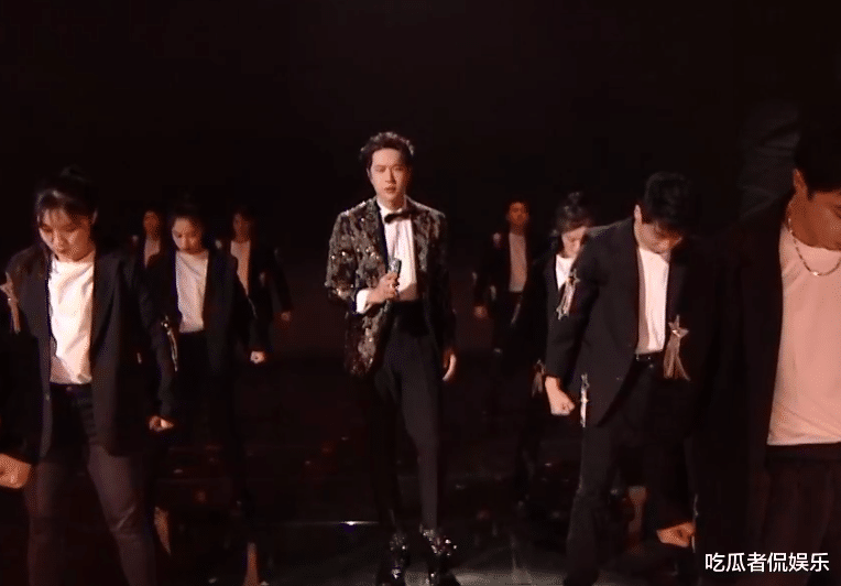 王一博|王一博跨年表演实力在线，却敌不过“脸肿”差评，更有粉丝脱粉？