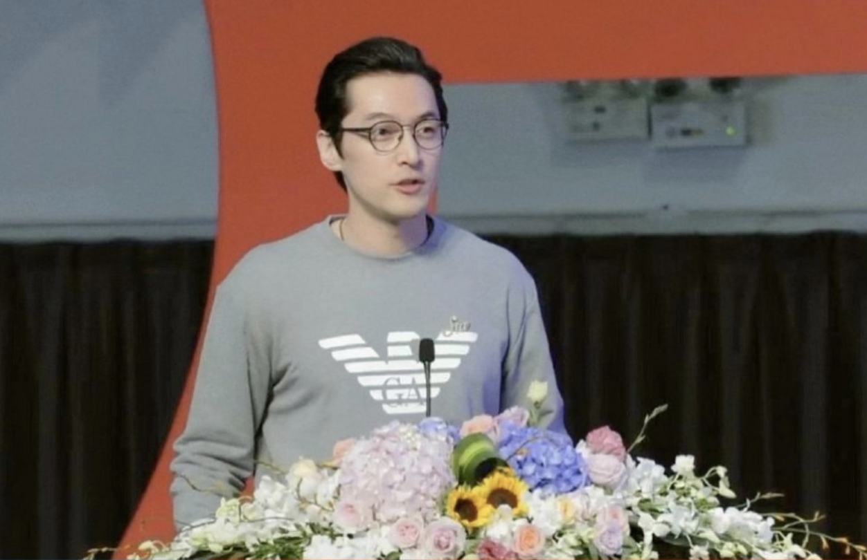 胡歌|胡歌回上戏参加开学典礼，发言谦卑显大智慧，被赞人类高质量学长