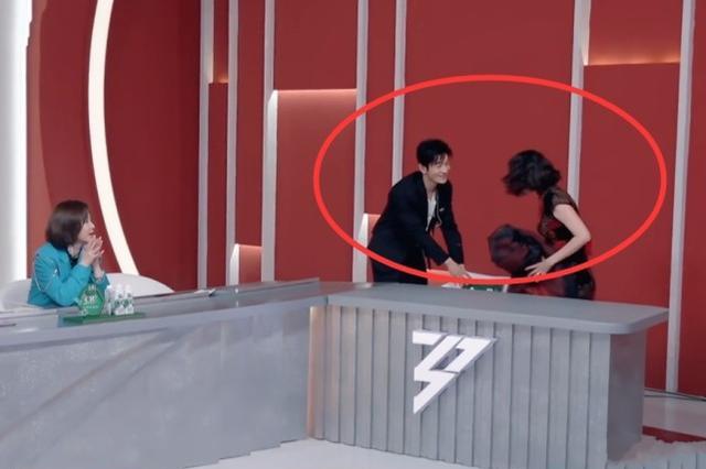 黄晓明|黄晓明给29位姐姐搬椅子，却给李菲儿独特待遇，在不在乎一目了然