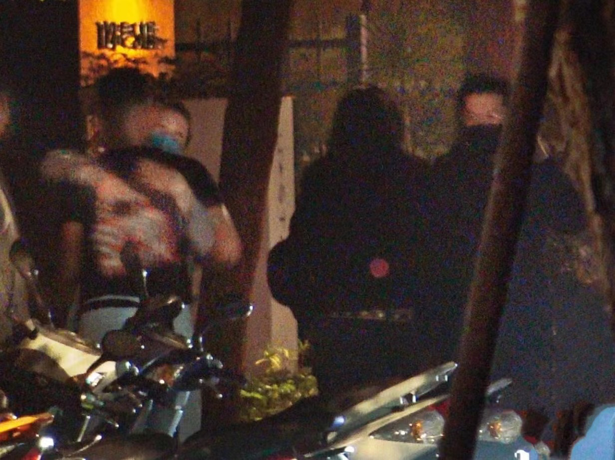 许玮甯|邱泽许玮甯闪婚后首度甜蜜同框,与好友拥抱告别后同返爱巢