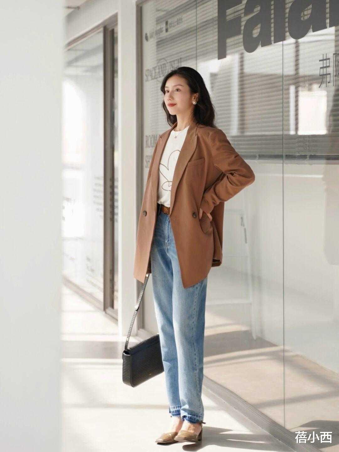 蓓小西 阔腿裤早就out了，今年流行“锥形裤”，搭配针织衫、西装真时髦