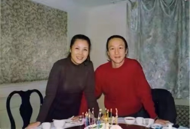 田震|一代歌后田震近况曝光!定居国外富人区生活优渥,夜间撸串接地气