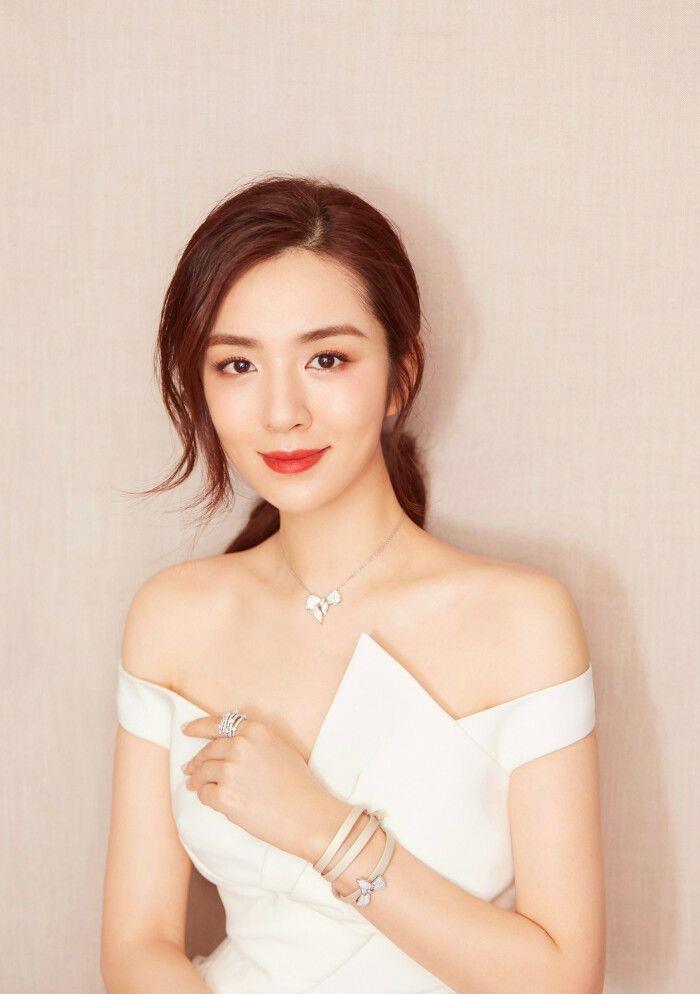 王晓晨|33岁的王晓晨，美貌肤白与身材火辣并存，真是一位迷人的女神！