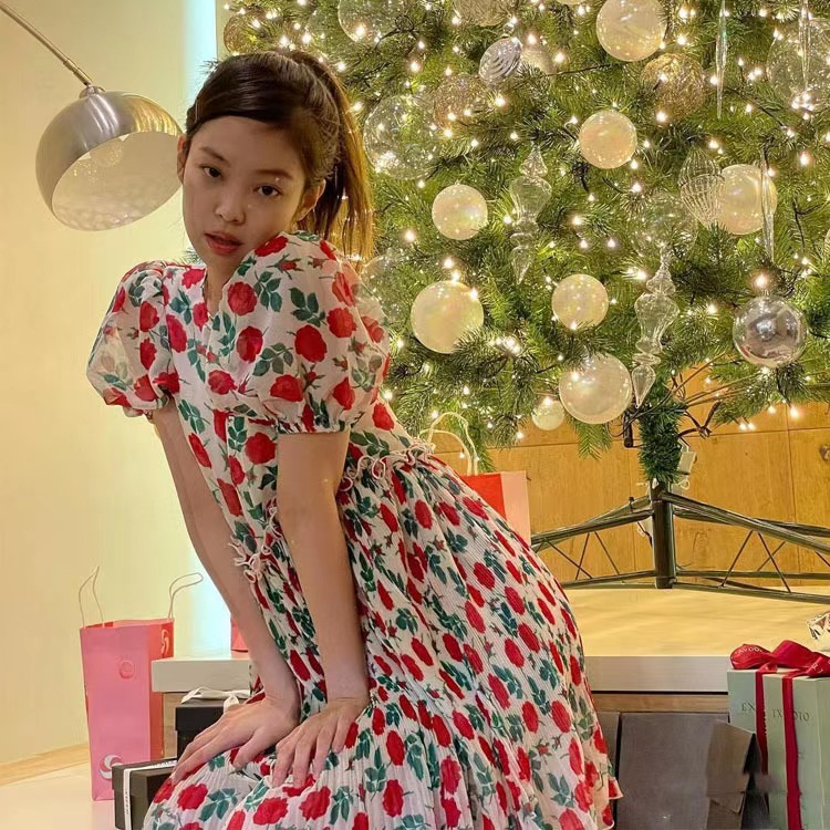 连衣裙|原来曾黎至今还未婚，难怪保养得那么好，身穿印花连衣裙高级减龄