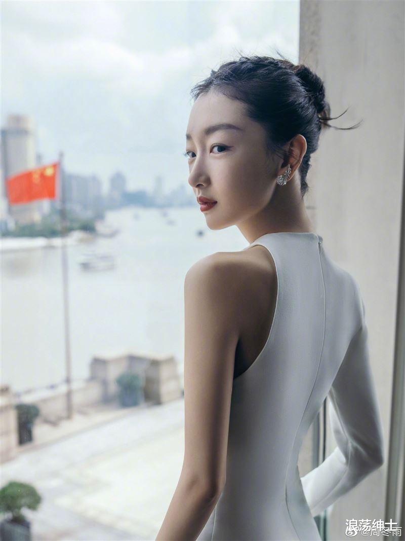 周冬雨|周冬雨新戏惹议！遭酸“讽刺防疫人员　网友怒轰：莫名其妙！