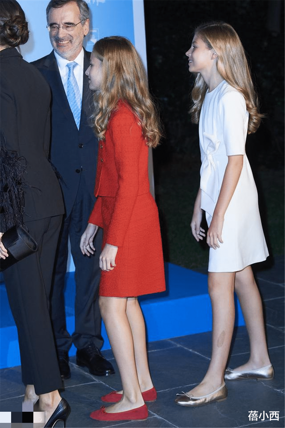 蓓小西|真正的贵族穿搭都简约，看西班牙公主莱昂诺尔，穿红色套裙真高级