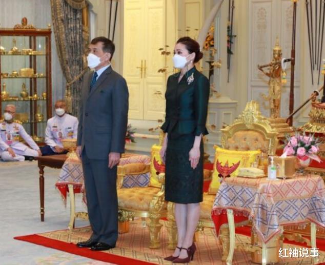 苏提达|43岁苏提达脸色铁青，全程没给泰王笑脸，帝后因为提拉蓬闹别扭