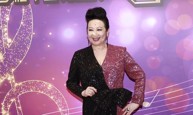 波波的时尚 “慈祥奶奶”薛家燕气色还很好，穿双色拼接礼服好亮眼，真时髦