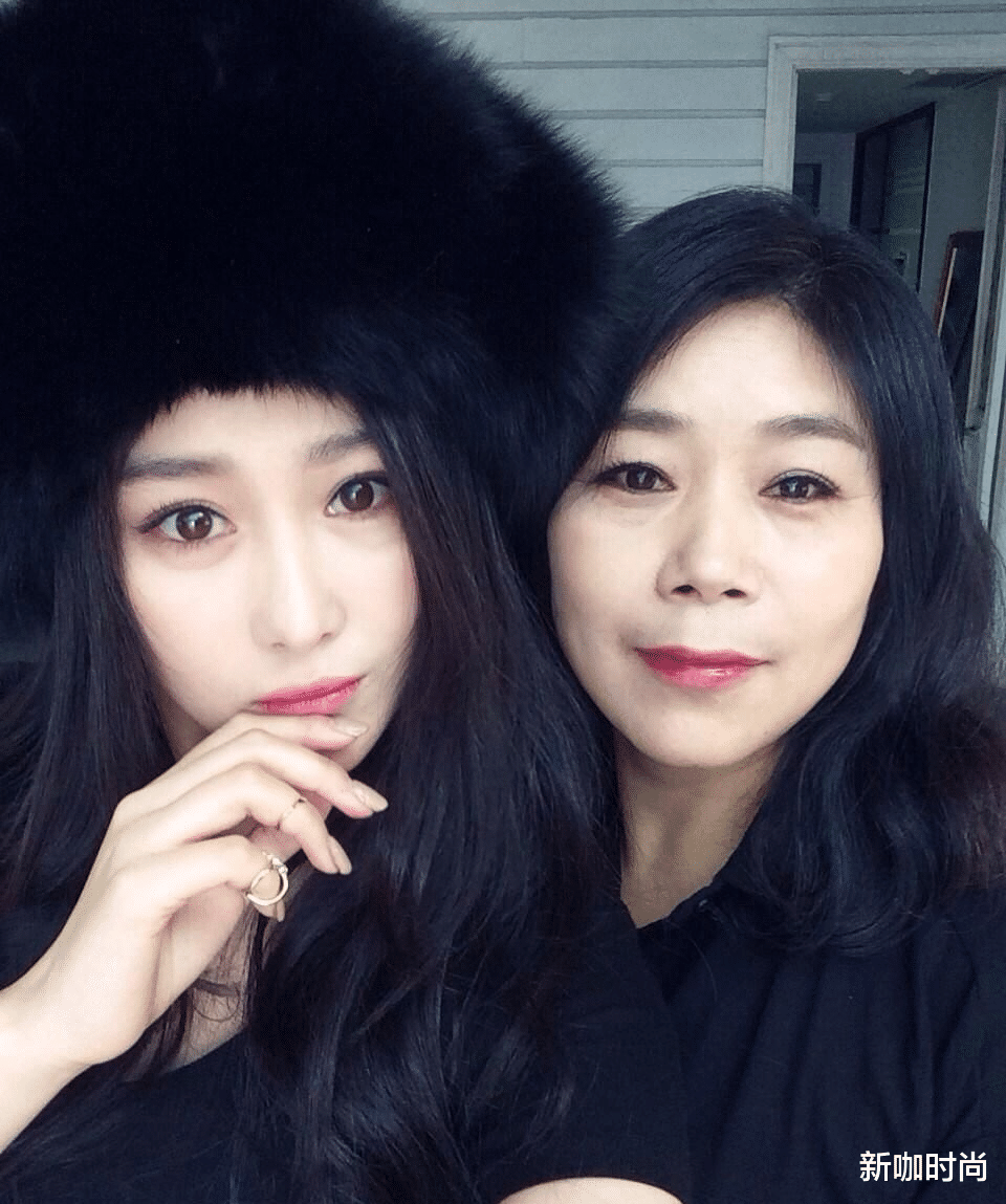 张馨予|张馨予妈妈够酷！“狗啃”刘海搭烟熏妆，年轻人都不敢这么玩