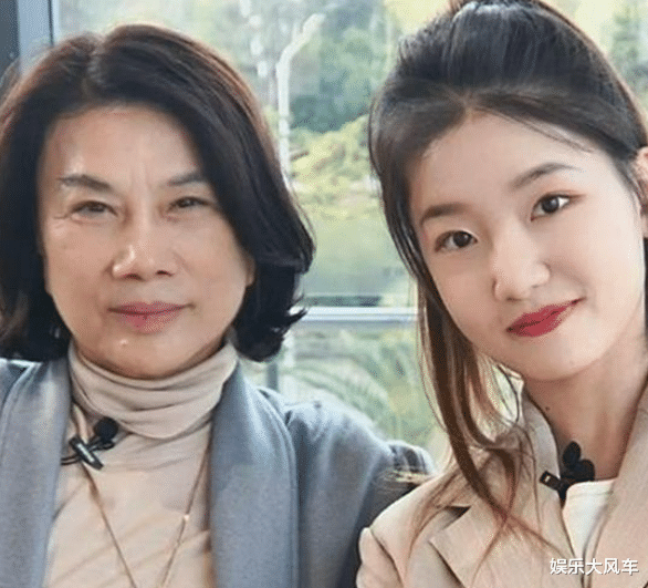 董明珠|22岁董明珠秘书火了！校服旧照被扒，网友直言神似“奶茶妹妹”