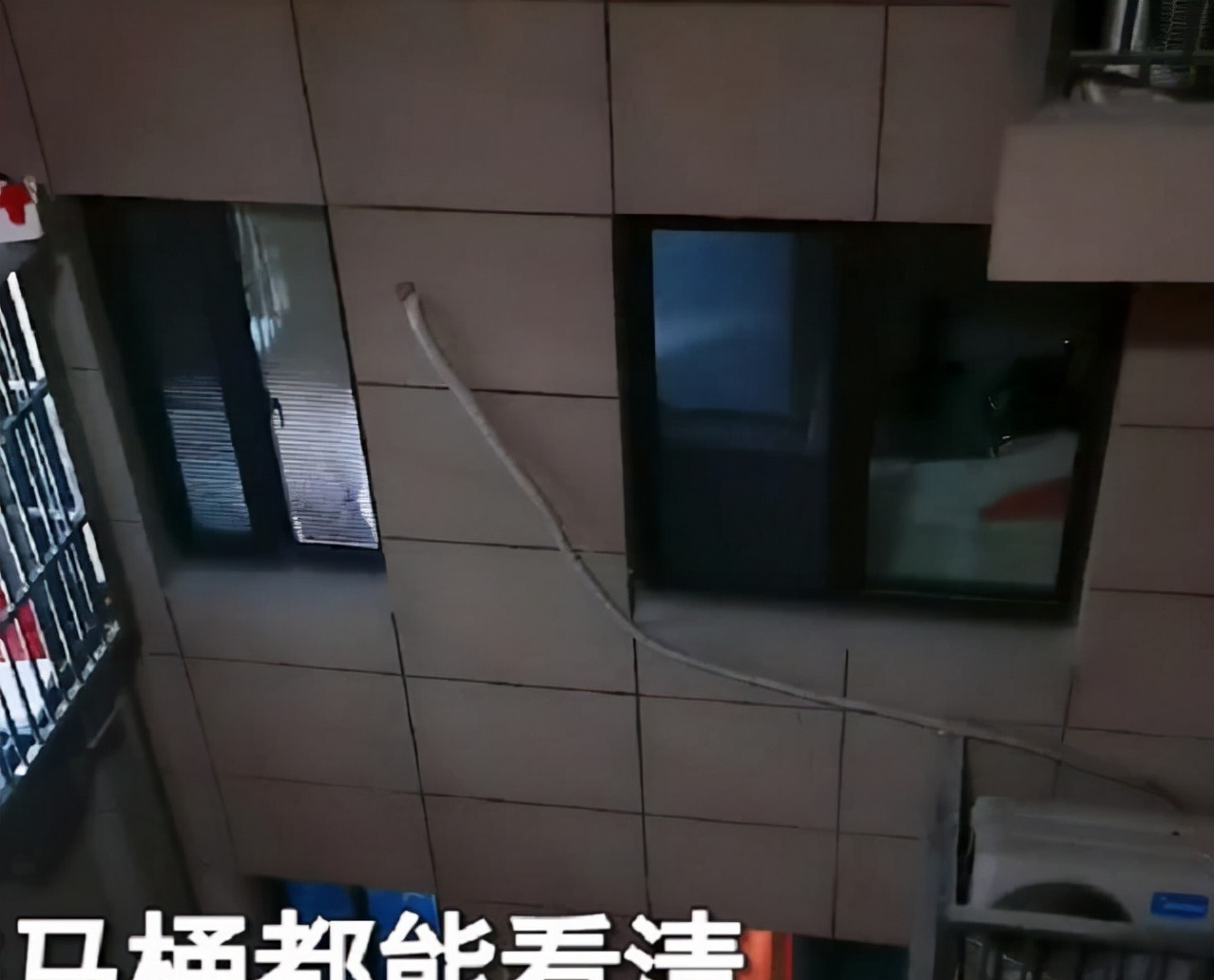 女子半年后才发现,每天洗澡可能都被看光,原因出在装修师傅身上