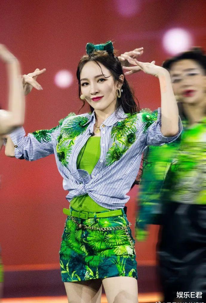 姐姐|孟佳半裸封面被指抄袭，造型打光都一模一样，网友：难怪红不起来