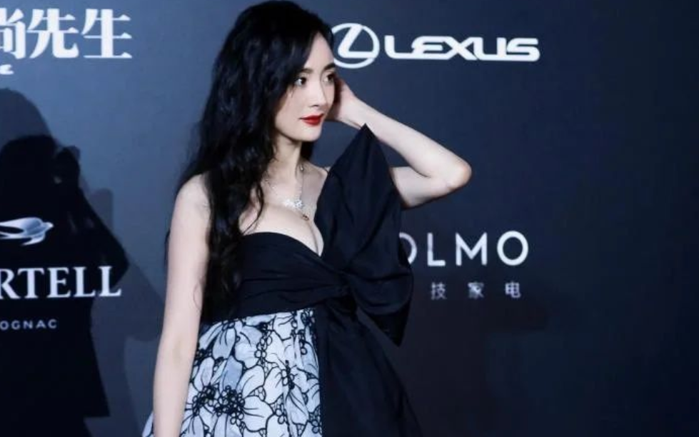 谢娜|杨幂最新封面照身材太虐人，穿纱裙虎背熊腰，被衣服挤出一坨肥肉