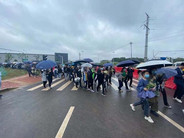 健康时报社 长沙细雨绵绵，社会各界送别袁隆平先生
