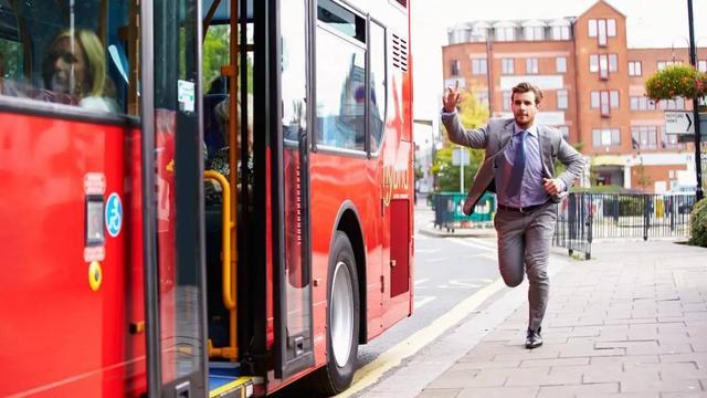 |蹭同事的车上下班2个月,我发他60元,不知为啥他还面露难色