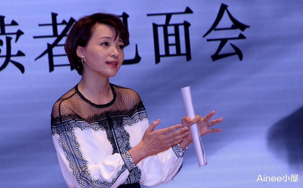 Ainee小屋 看得出董卿有47岁的样子，但蕾丝衬衫配黑裙挺高级的，优雅又知性