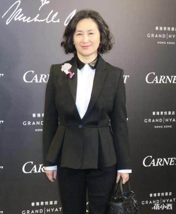 短裤|何超琼换了清爽短发减龄至少20岁，穿粉色上衣配短裤，秀出豆腐腿