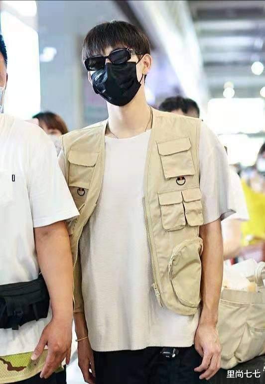 陈飞宇|陈飞宇改中国籍后首次露面,打扮清爽被簇拥装高冷,仨助理排场大