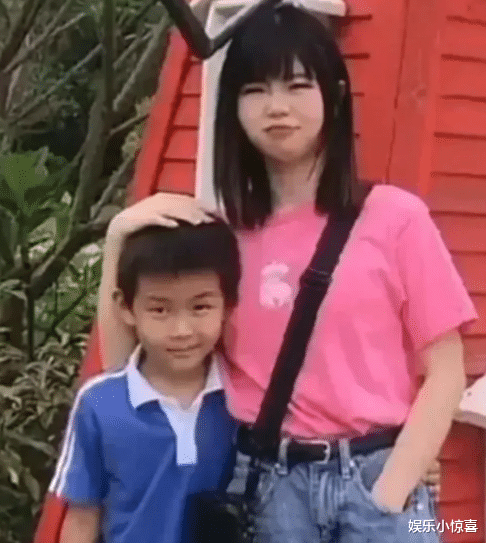 姐姐|孙卓过18岁生日，姐姐提前回国，妈妈送刮胡刀，爸爸的礼物很普通