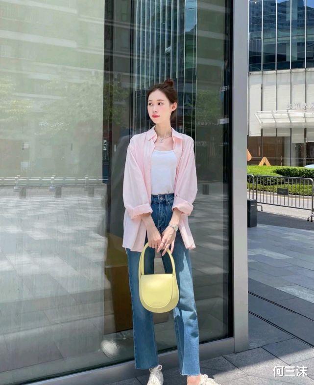 何三沫|步入初秋会有一丝凉意，可以选择针织衫来穿，既温柔又有气质