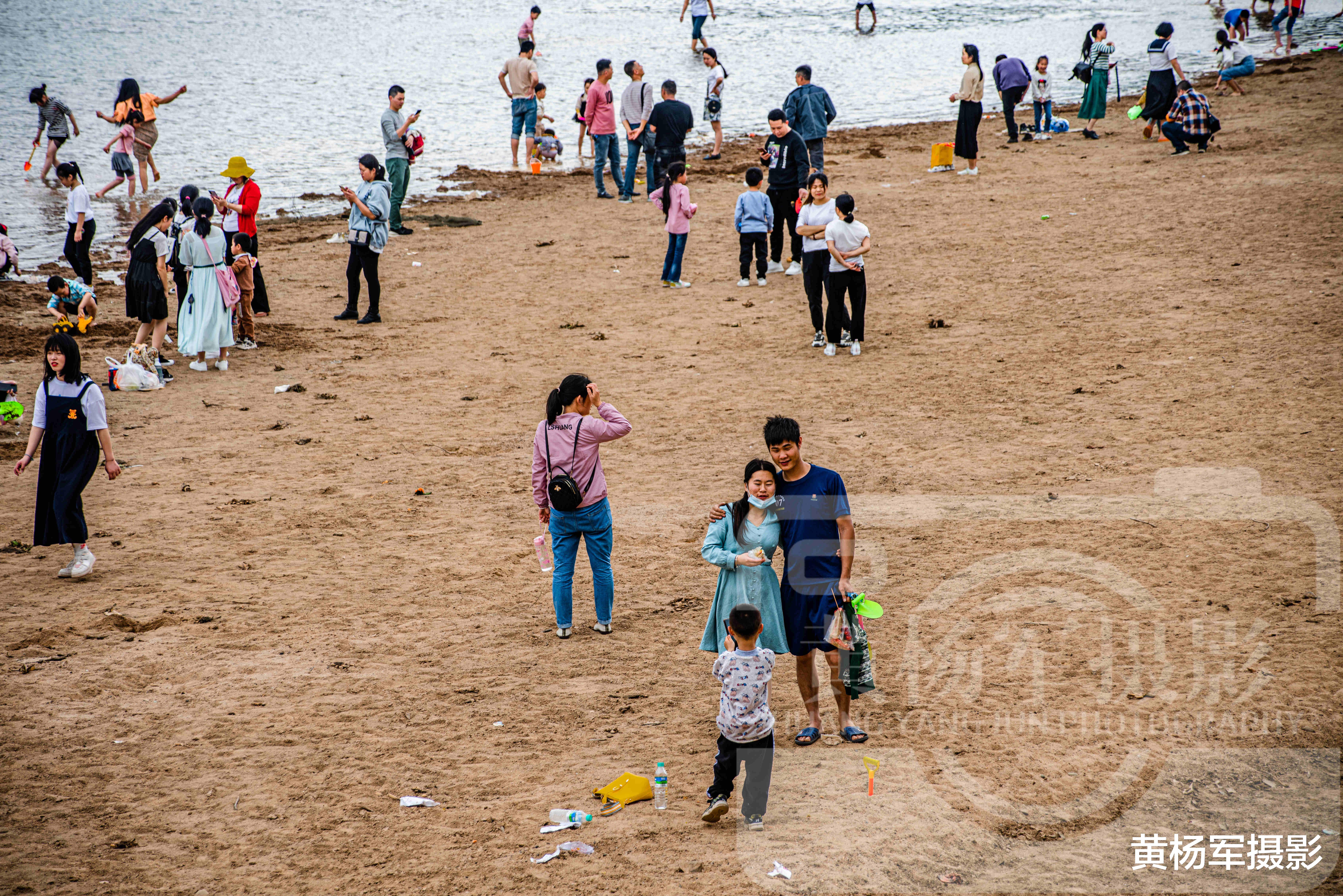 沙灘 江西贛江正源河灘裸露，綿延金色沙灘引眾人打卡，罕見場面景別致