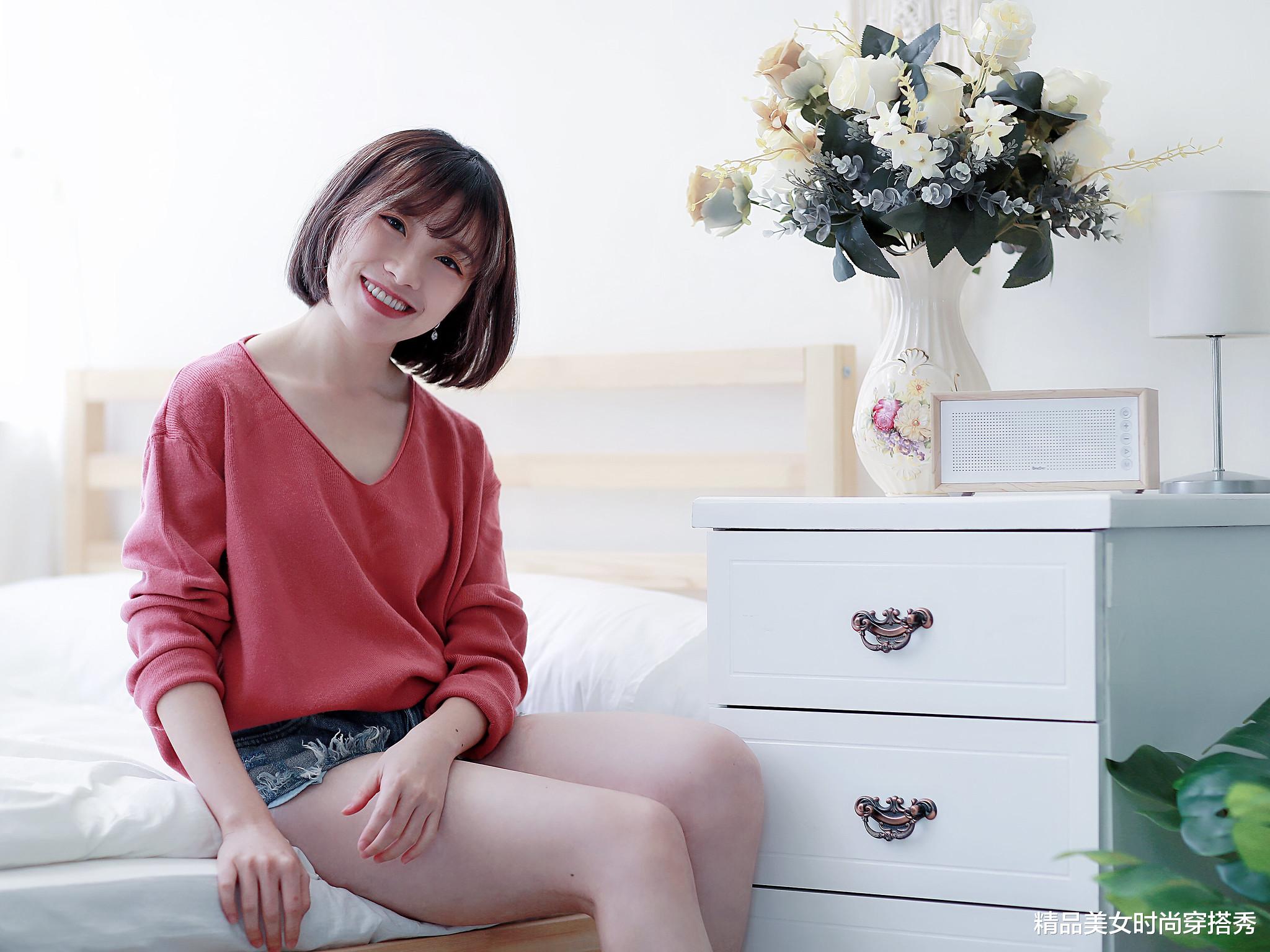 精品美女时尚穿搭秀|西瓜红色的针织衫上衣，下搭牛仔短裤，很是清凉，个性又时尚