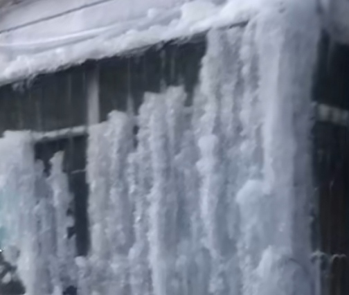 小鱼吐水 这一幕只有在北方的寒冷季节才能看得见，沈阳一居民家里漏水冰溜子挂满单元楼阳台！
