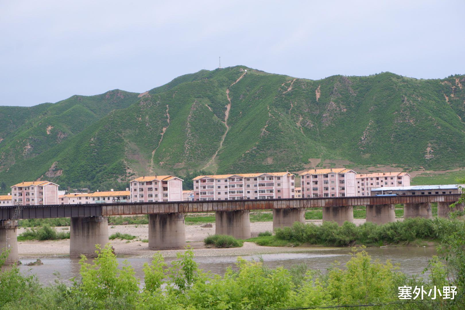 中朝邊境城市，河對岸就是朝鮮，山上樹木全部砍光防止朝鮮人偷渡-圖8