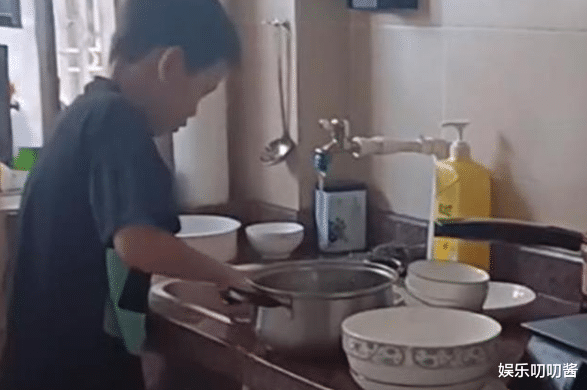 |孙家俩儿待遇差别太大！哥哥孙卓开心滑旱冰，弟弟孙辉在家刷碗