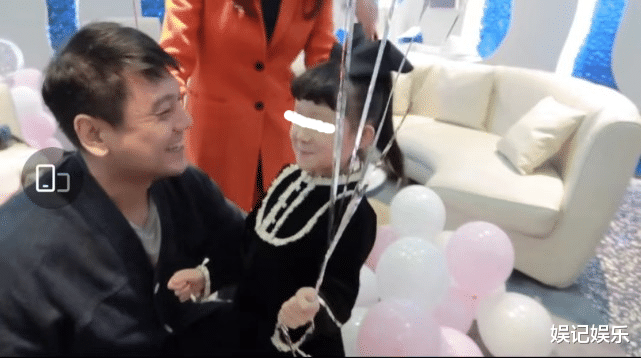 朱孝天|朱孝天携妻子给干女儿庆生，送贵重礼物超宠溺，因疾病至今未生育