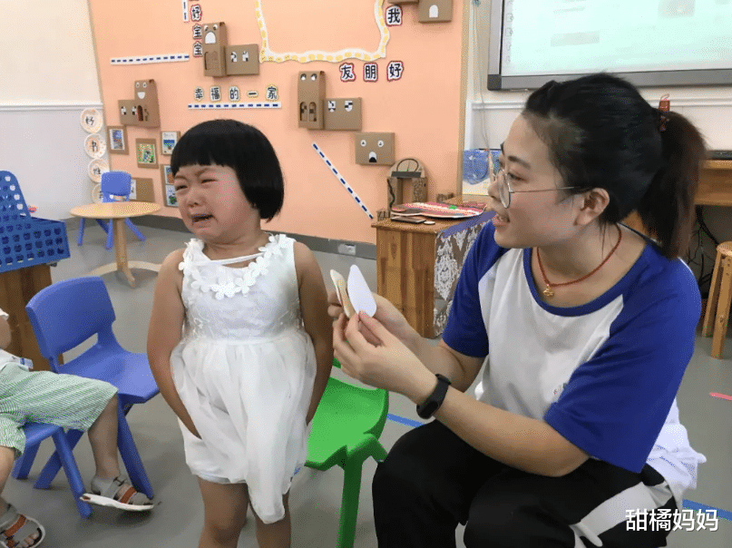 甜橘妈妈|一位幼儿园老师把孩子反锁阳台，室外气温36度，家长心疼落泪