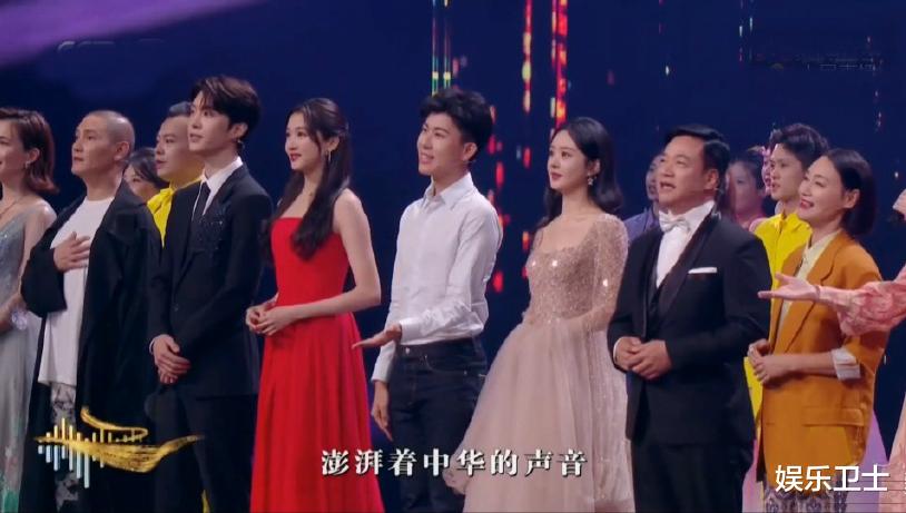 赵丽颖|赵丽颖上中秋晚会镜头仅三秒钟，与儿子打视频满脸母爱，获男演员小跑追逐