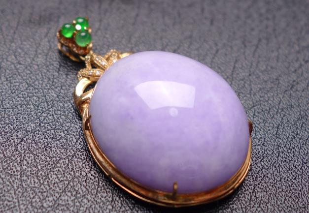 翡翠|翡翠是灵气十足的玉石，每个色彩都有自己的魅力，代表不同的含义