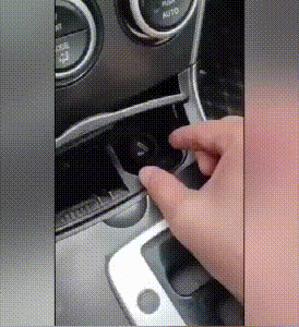 二两橘子 广东东莞，两位工人在某商场的电梯里面运送玻璃，玻璃瞬间被夹碎