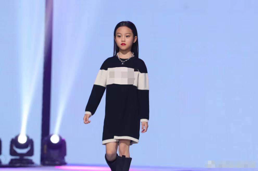 贾云馨|8岁甜馨长大啦！化浓妆穿着时尚T台走秀，气场全开获全场观众猛拍