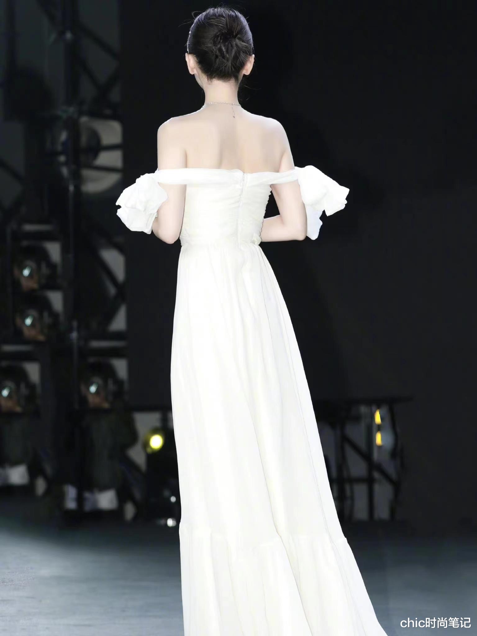 刘亦菲|顶着“小刘亦菲”头衔出道,却美得比肩,烟熏妆配小白裙不俗反仙