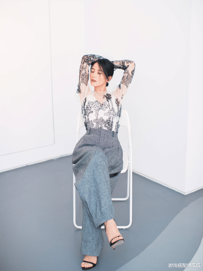 穿衣搭配|?高圆圆真是一点没变，简单毛衣配短发都美得惊艳，哪像42岁阿姨