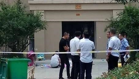 小佳妈咪 趁孩子熟睡，爸爸迅速下楼取快递，回来后却发现，孩子从15楼坠落