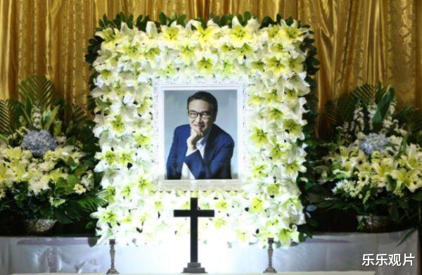 吴孟达|吴孟达殡仪馆遗照公布：被白色鲜花所包围，现场气氛一片祥和