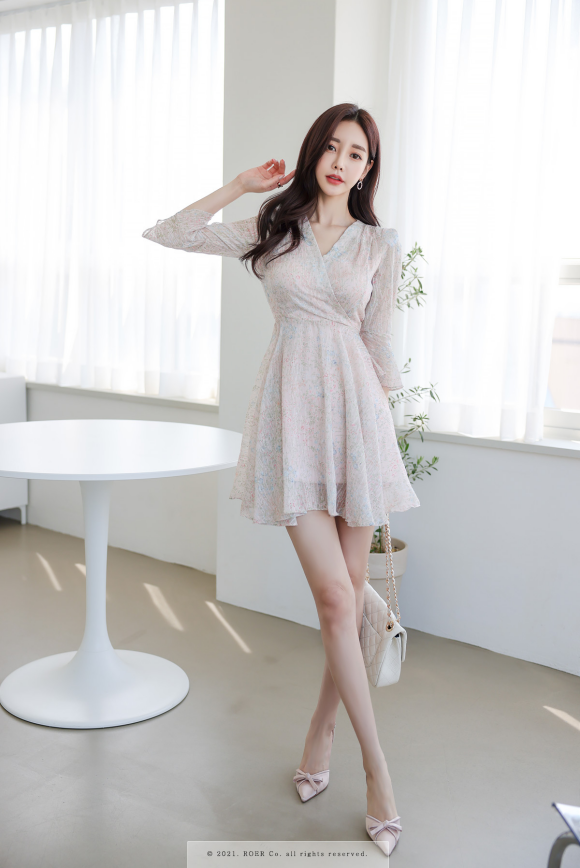 心壹文学|女神孙允珠高清时尚搭配:芳夏梅雨萦波鸢蓝小花轻纱裙