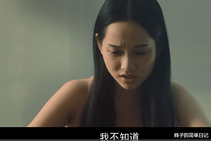 迪丽热巴|女歌星怀抱洋娃娃割腕自杀,最新越南恐怖电影,很有创意