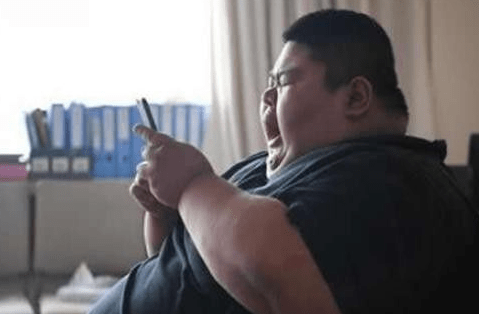 教练|把胃切掉一半，一年狂瘦400斤，史上第一胖的他，如今让人羡慕