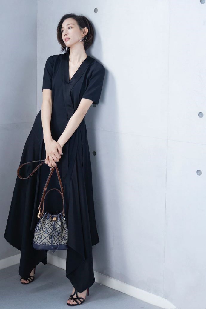 穿衣搭配|张钧甯温柔风穿搭好养眼，娇俏短发搭配黑色裙裤，干练优雅迷人