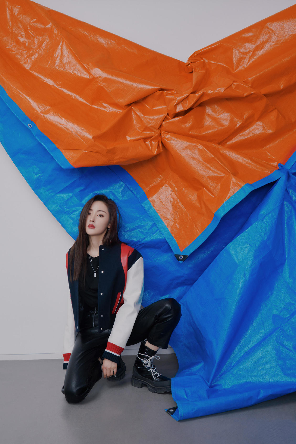 何有强|张天爱真洋气，大胆尝试“内衣外穿”秀身材，配高腰西裤洒脱帅气