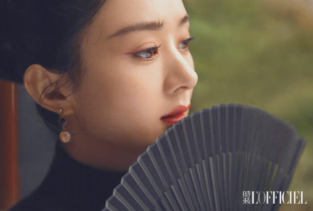 赵丽颖|赵丽颖古风大片美回巅峰！长裙搭斗篷比女侠飒气，绝美容颜太抢镜