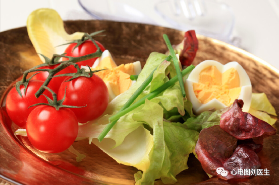 心肌梗塞|48岁女子心梗离世,医生叹息:更年期女子出现3种异常,早查心脏